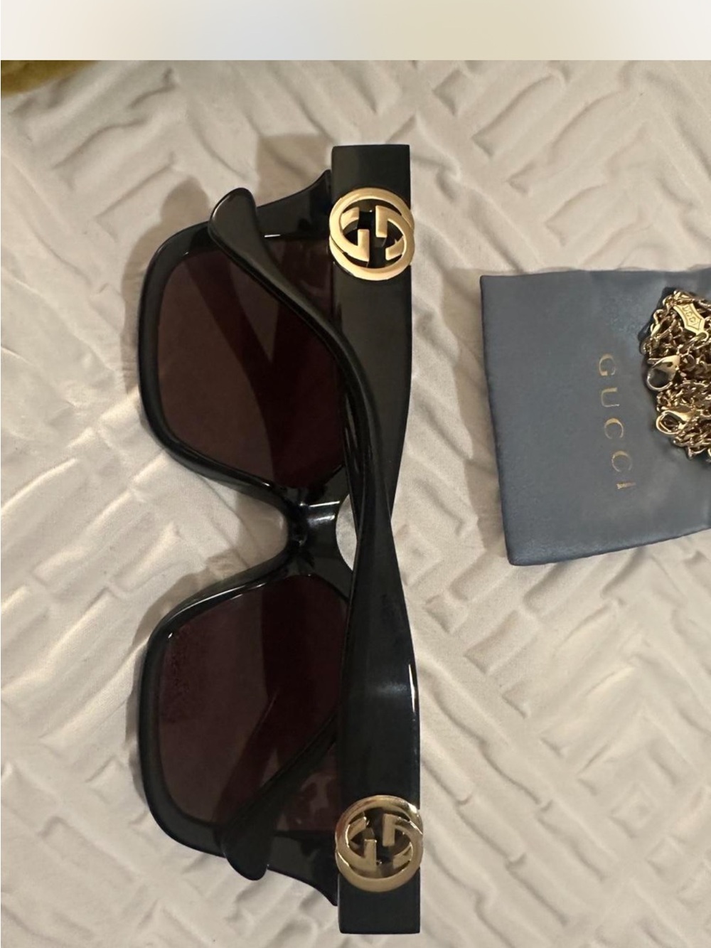 Gucci Black Cat-Eye Sunglasses with Gold Chain Accent - Picture 3 of 9